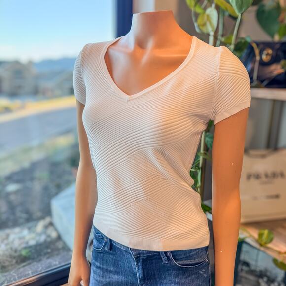 WHBM White Short Sleeve V-Neck Top w/ Diagonal Textured Knit Pattern, Small - Picture 11 of 11
